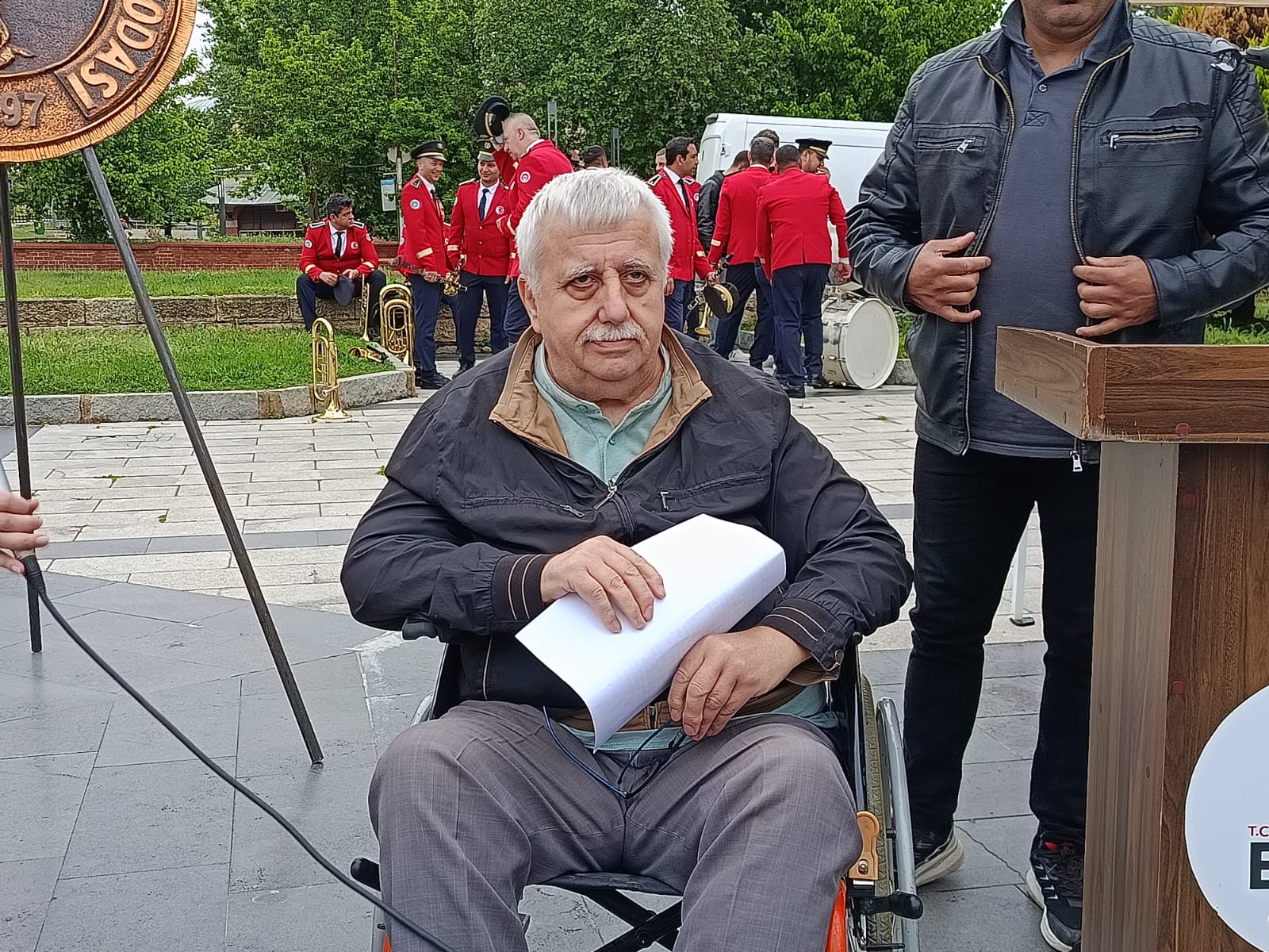 Edirne'de 10-16 Mayıs Engelliler Haftası kapsamında, Aile ve Sosyal Hizmetler İl Müdürlüğü ile kentte faaliyet gösteren engelli sivil toplum kuruluşlarının katılımıyla Atatürk Anıtı'nda çelenk sunma töreni gerçekleştirildi.